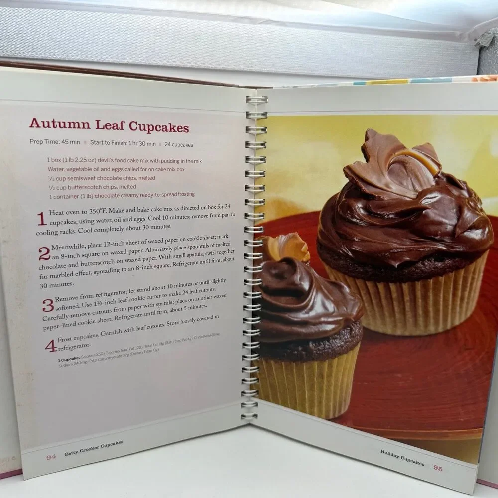 Betty Crocker Cupcakes 2010 Cookbook Spiral Bound 80+ Recipes